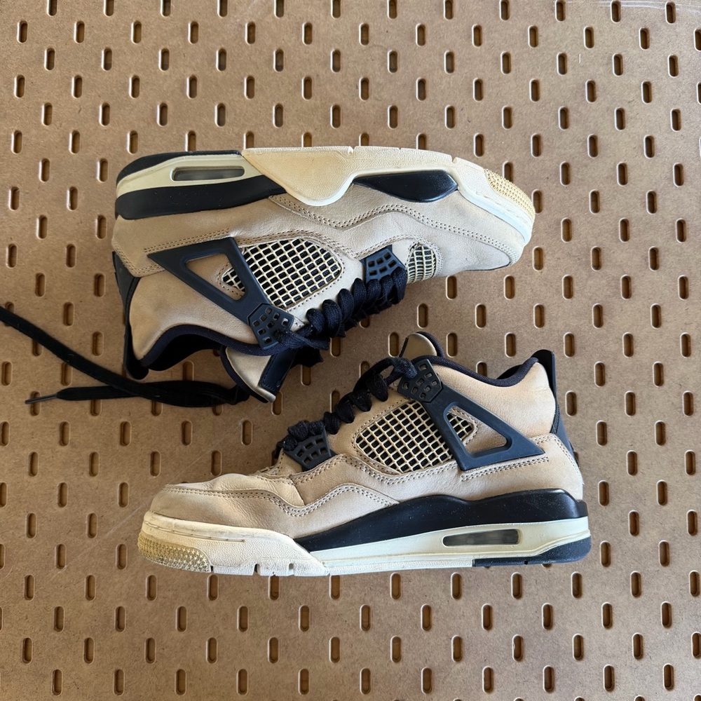 Women’s Size [7] Nike Air Jordan 4 Retro Mushroom Sneakers
